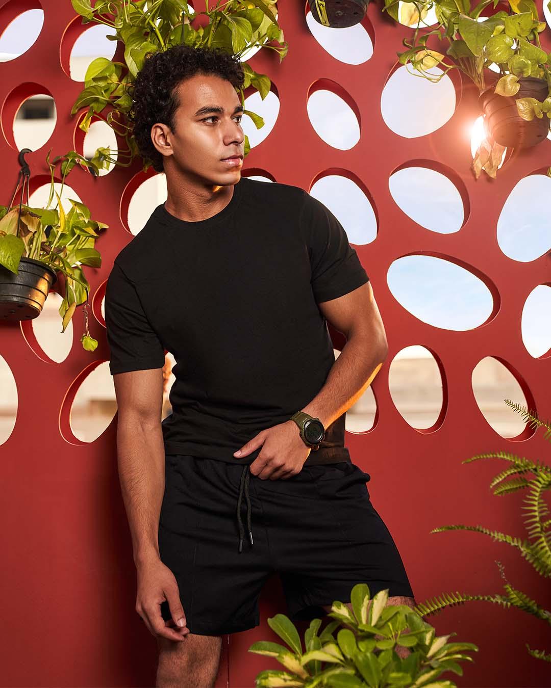 تيشيرت بيزك نص كم أسود