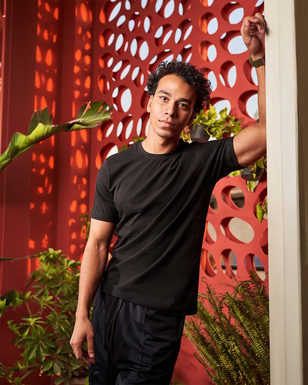 تيشيرت بيزك نص كم أسود