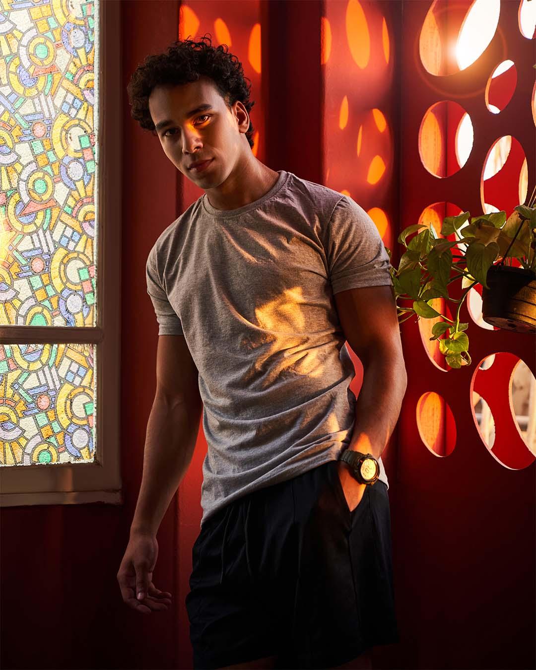 تيشيرت بيزك نص كم رمادي