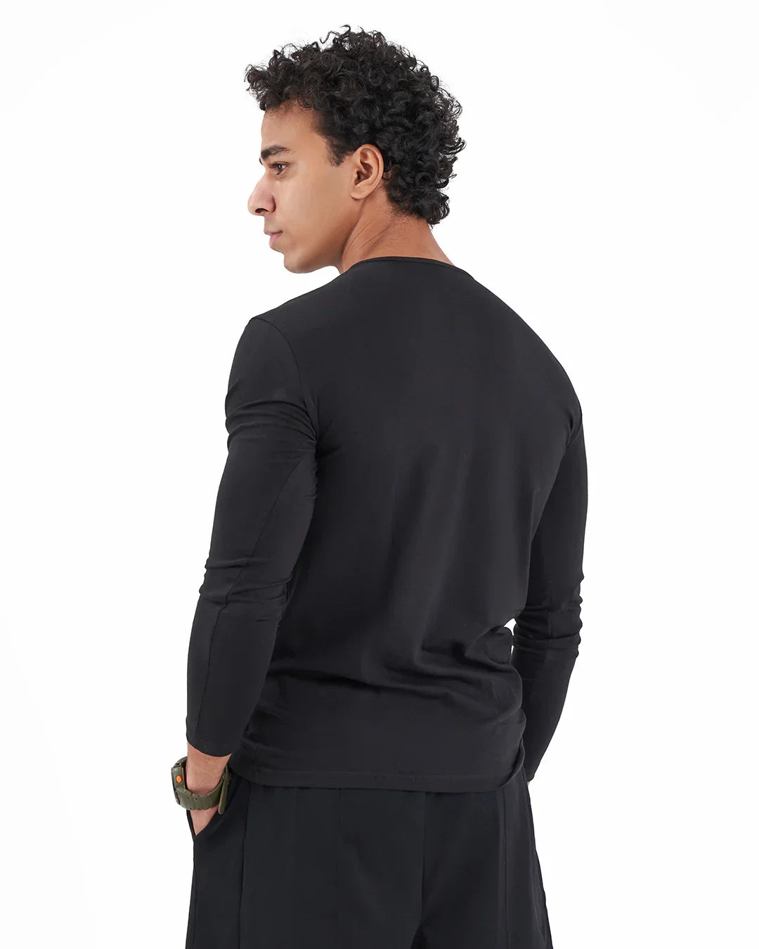 تيشيرت كم قطن أسود بياقة دائرية